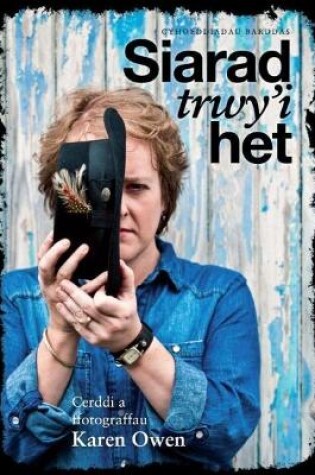 Cover of Siarad Trwy'i Het - Cerddi a Ffotograffau