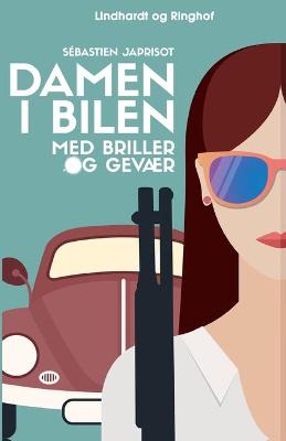 Book cover for Damen i bilen med briller og gevær