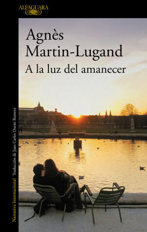Book cover for A la luz del amanecer / By the Light of Dawn