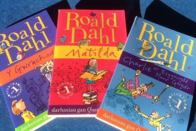 Book cover for Pecyn Roald Dahl 4 (Matilda/Y Gwrachod/Charlie a'r Esgynnydd Mawr Gwydr)