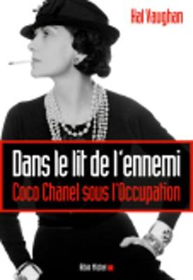 Book cover for Dans le lit de l'ennemi