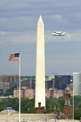 Book cover for Washington Monument with Space Shuttle Endeavor