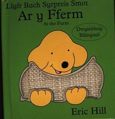 Book cover for Llyfr Bach Syrpreis Smot: Ar y Fferm / At the Farm