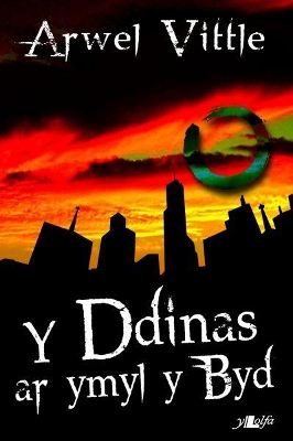 Book cover for Cyfres y Dderwen: Y Ddinas ar Ymyl y Byd