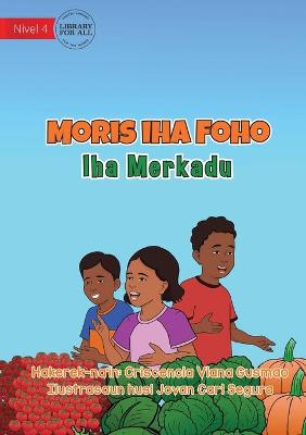 Book cover for Living in the Village - At the Market - Moris iha Foho - Iha Merkadu