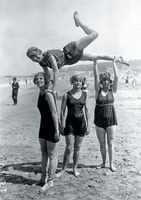 Book cover for Carnet Blanc, Groupe de Girls, Deauville, 1919