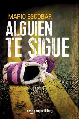 Book cover for Alguien te sigue