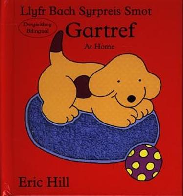 Book cover for Llyfr Bach Syrpreis Smot: Gartref / At Home