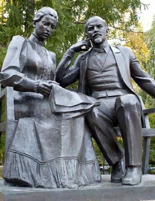 Book cover for Jumbo Oversized Lenin and Krupskaya Statue in Russia