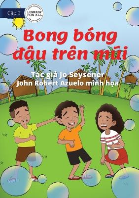 Book cover for Bubbles On My Nose - Bong bóng &#273;&#7853;u trên m&#361;i