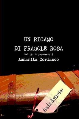 Book cover for UN RICAMO DI FRAGOLE ROSA - Delitti di provincia 5