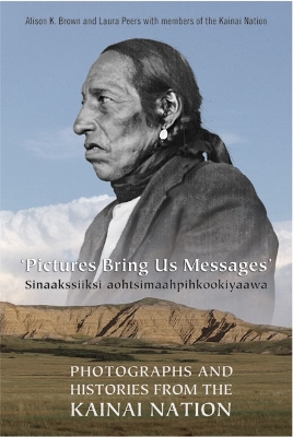 Cover of Pictures Bring Us Messages / Sinaakssiiksi aohtsimaahpihkookiyaawa